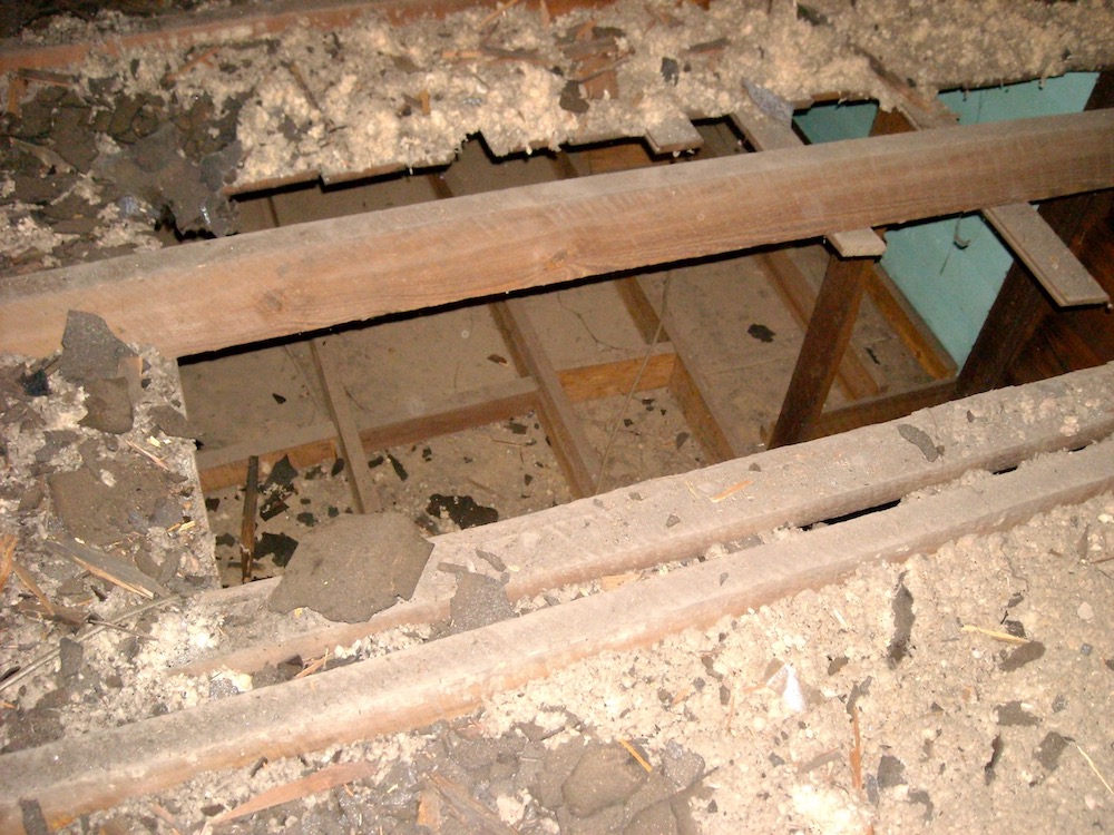 A lowered ceiling with no insulation and a big hole to the unconditioned attic