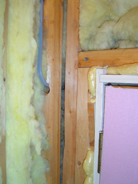 Attic-kneewall-fiberglass-insulation-and-air-leakage