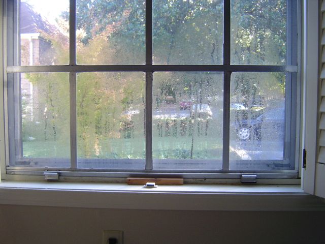 Window-single-pane-metal-frame-condensation.jpg