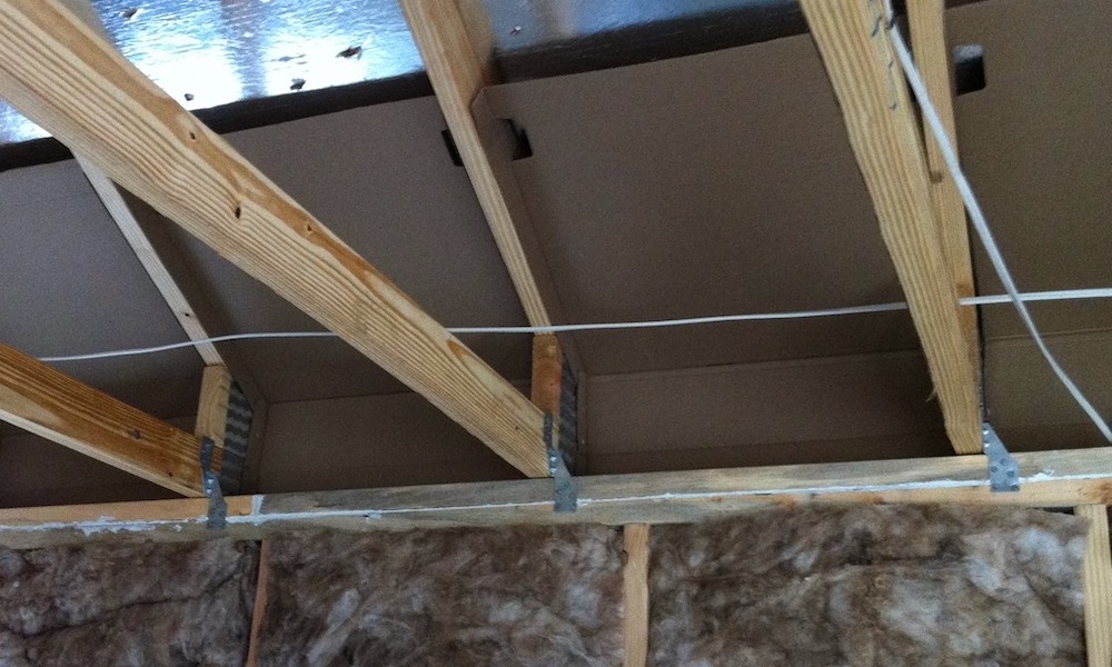 Raised-heel roof trusses with venting baffles installed properly
