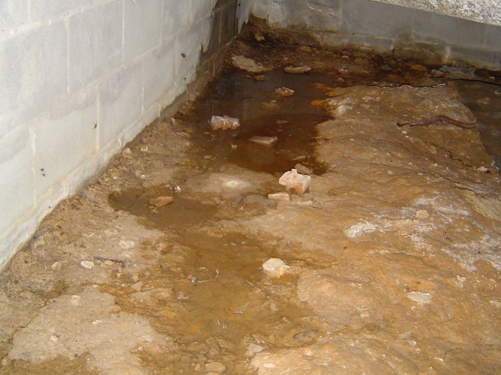 Bulk water problems in a crawl space should not be covered up